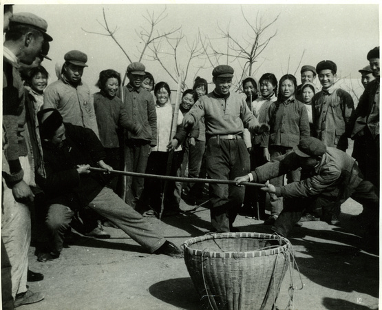 Peasants in Dafeng county (Jiangsu province) using a shoulder pole for a tug-o-war contest 以扁担拔河