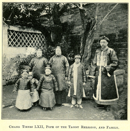 Longhushan - Zhang Tianshi and family (1911)