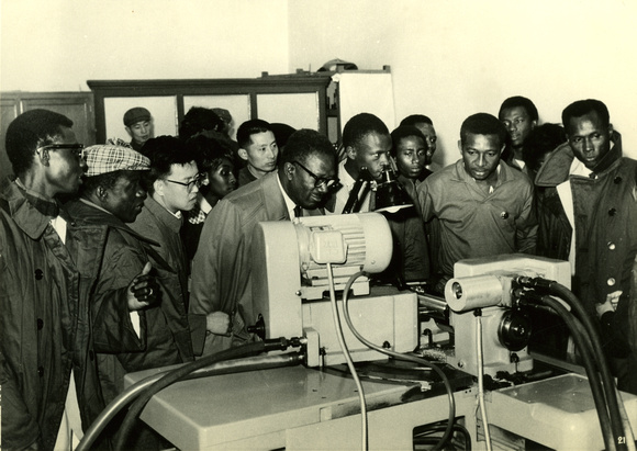 The delegation from Sierra Leone inspecting a workshop on the Qinghua University campus