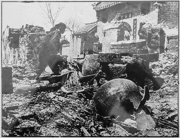 The destroyed Taishan xinggong 泰山行宫 in Tai'erzhuang (Shandong), late 1937