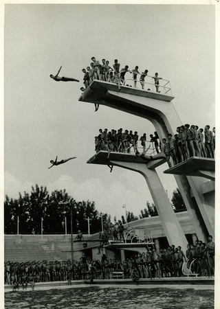 Beijing students diving from a high platform (游泳是同大自然作斗争的一种运动)