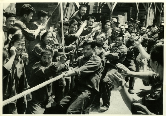 Workers and cadres in a tug-o-war 拔河 contest