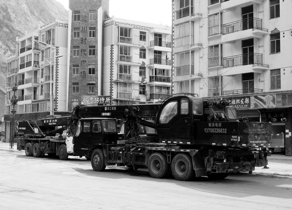 Wenchuan: Heavy equipment is still dominating the roads everywhere