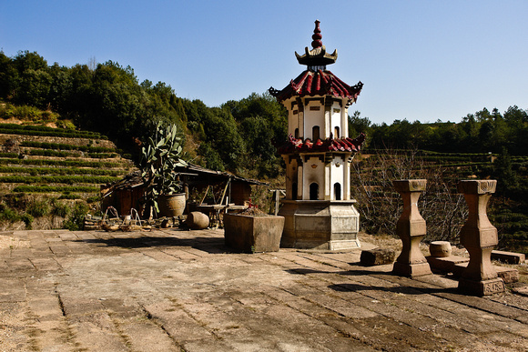 Courtyard with (new) incense burner in the Leishi daoguan
