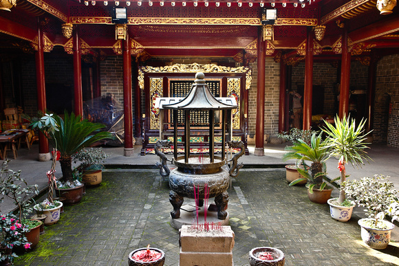 Courtyard of the well-restored Tianshanggong, with the view towards the entrance