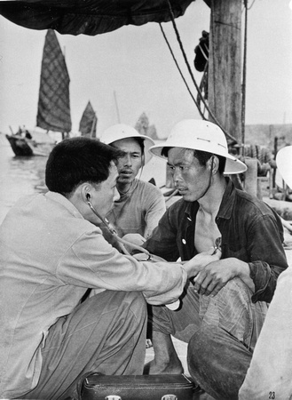 Physical examination of a fisherman by a medic of Xiapu county 霞浦县, Fujian province