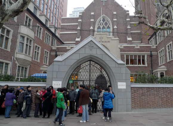 Shanghai Mu'en Church: Pious Chinese on Christmas eve 2009 I