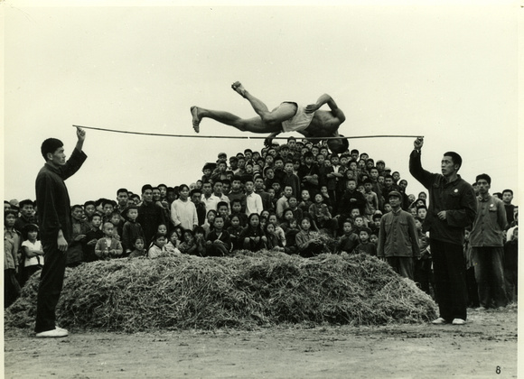 National champion Ni Zhiqin 倪志钦 demonstrating his skills to peasants in Shandong province