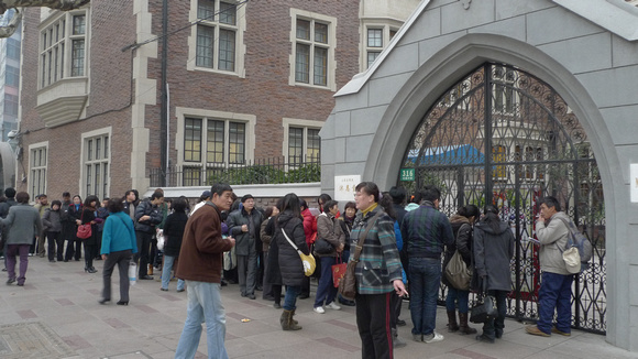 Shanghai Mu'en Church: Pious Chinese waiting for the gate to open on Christmas eve 2009 II