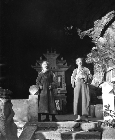 Two Lushan daoshi 庐山道士 in 1946 (仙人洞) - Remember Mao Zedong's poem about this cave?