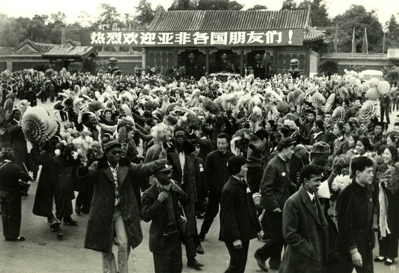 A huge welcome party for the foreign friends in the Yiheyuan 颐和园
