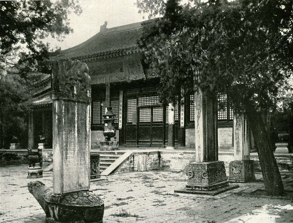 Beijing Dongyuemiao - view of the western side hall in the main courtyard  (1921)