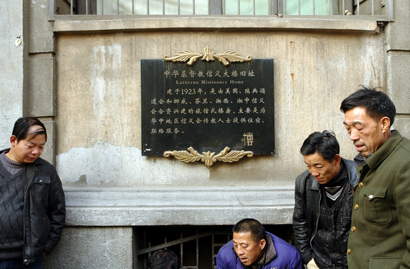 Wuhan (Hankou) - Folks hanging out in front of the old Lutheran Mission