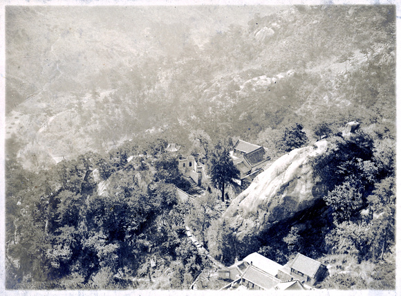 The Wuliang guan 无量观 on Qianshan 千山 (Japanese photographer, ~1930s)