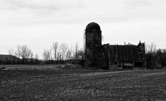 Defunct silo and barn, Currie Rd, Preble